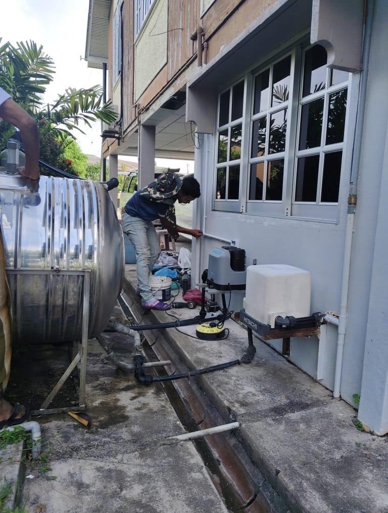 Pemasangan tangki air stainless steel dan pam booster Hitachi