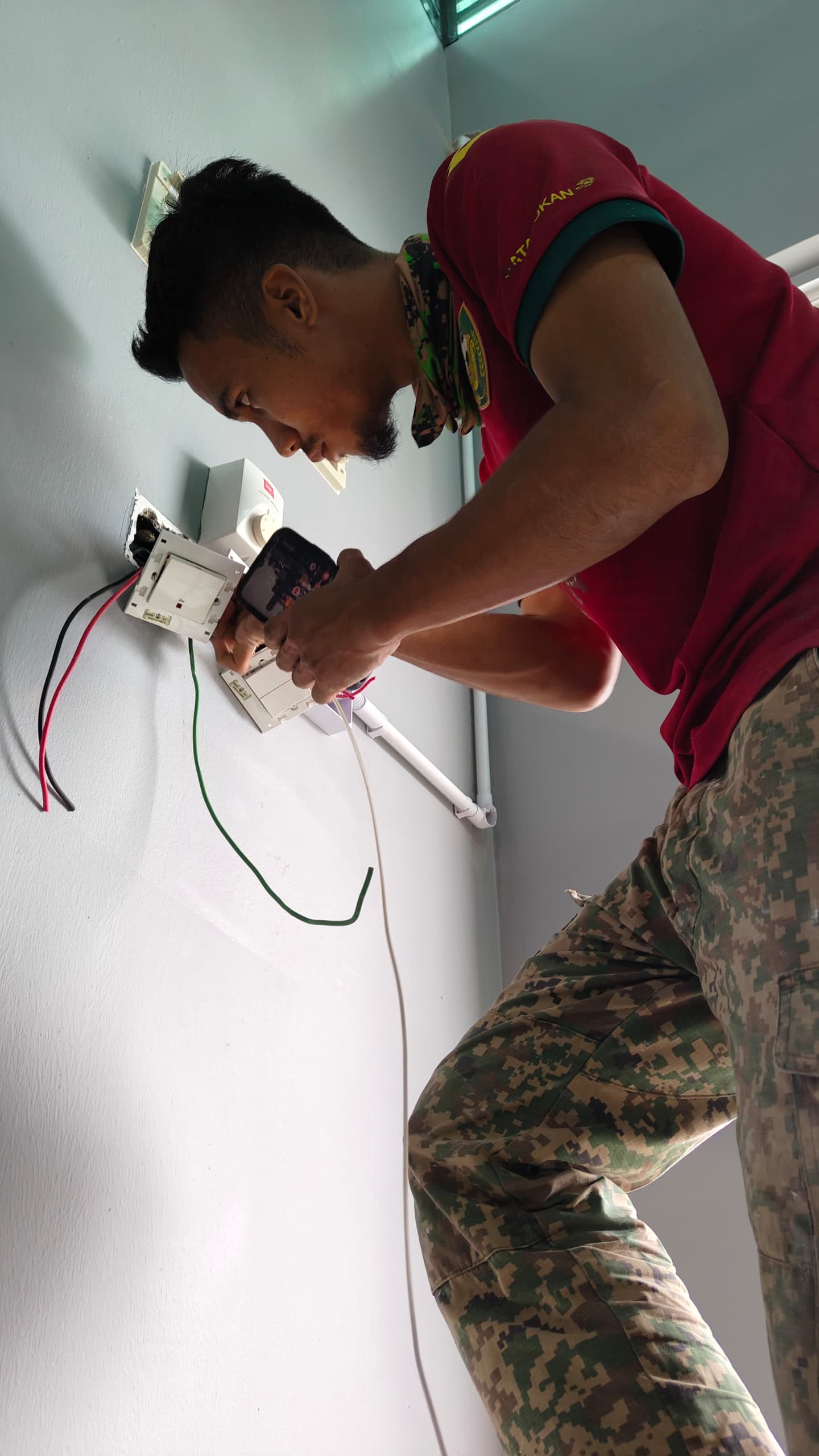 Pemasangan suis dinding elektrik dan pendawaian kabel baharu
