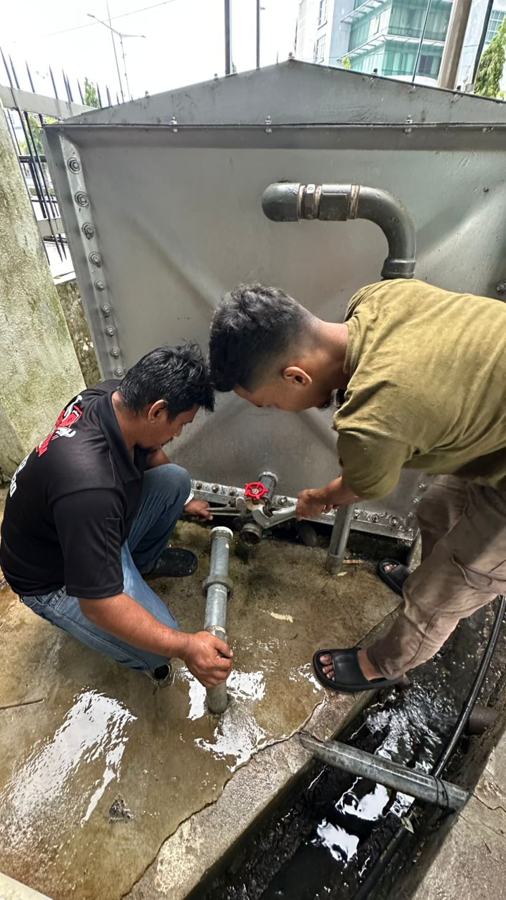 Pemilik, Farid Bin Ghazali sedang bekerja